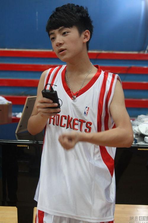 吴俊余下面凸出照片,光影下的青春风采