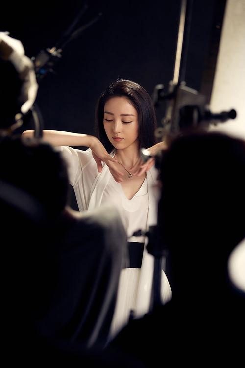 巴黎拍戏甜蜜花絮曝光,甜蜜戏外瞬间曝光